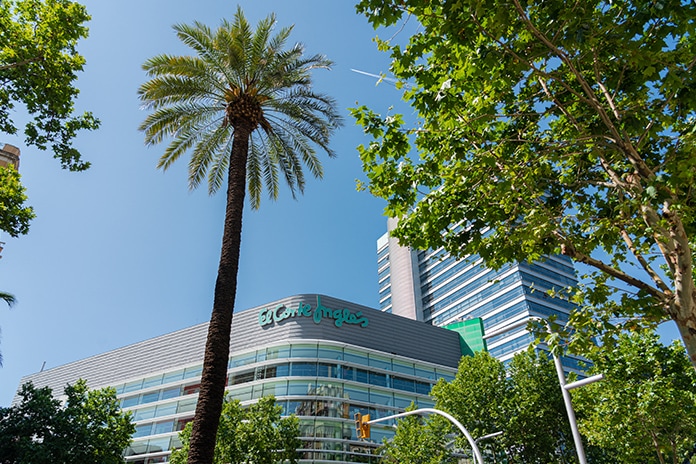 Centro comercial visto desde un jardín